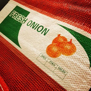 [Hot Item] 50lb 10kg 5kg Plastic PP Red Onion Packing Leno Mesh Bags for Onion Potatoes Firewood