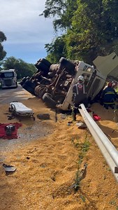 Carreta carregada tomba na rodovia Arnaldo Busato na manhã desta sexta-feira (09). | Rádio Clube de Realeza