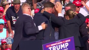 Rais wa zamani wa Marekani Donald Trump alijeruhiwa Jumamosi jioni wakati akihutubia mkutano wa hadhara mjini Butler, Pennsylvania. Trump, ambaye ni mgombea urais mtarajiwa kwa tikiti ya chama cha Republikan, alionekana akinyoosha mkono wa kulia kuelekea shingoni mwake kabla ya shambulizi hilo kutokea. Maafisa wa ulinzi wa rais kwa haraka walikimbilia kwenye jukwaa kujaribu na kumzingira kiongozi huyo huku hali ya wasiwasi ikionekana kutanda. Damu ilionekana usoni mwake, hasa karibu na sikio la 