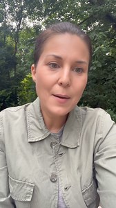 💕 Hashimoto & der Einfluss von künstlichem und natürlichem Licht 💕 Verdauung, Psyche, unsere Hormone – all das wird beeinflusst von Licht. Im besten Fall in einem positiven Sinn von natürlichem Licht am Tag. Und möglichst wenig von künstlichem Licht vor allem am Abend. 💕 Unser Gehirn bekommt über die Augen die Info, ob es Tag oder Nacht ist, ob es unser System rauf- oder runterfahren soll. Ob wir wach sein oder schlafen sollen. Um diesen sogenannten zirkadianen Rhythmus richtig ein zu stellen