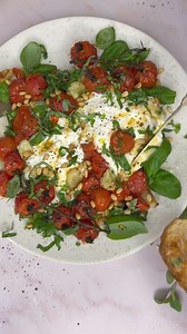 Burrata and baked tomatoes Cre by gourministeriet 𝐈𝐧𝐠𝐫𝐞𝐝𝐢𝐞𝐧𝐭𝐬 - 2 burrata, drained - 350 g cherry tomatoes - 1 pot fresh basil, leaves only - 8 cloves garlic, peeled and crushed - 3 tbsp olive oil - 1/2 tsp dried basil - 1 handful pine nuts - Salt and pepper - 1/2-1 baguette 𝐈𝐧𝐬𝐭𝐫𝐮𝐜𝐭𝐢𝐨𝐧𝐬 1. Place the pine nuts in a dish that fits in your Airfryer and toast them for 4-5 minutes at 160 degrees. Or toast them on a fry pan. 2. Slice the baguette thinly, brush/spray them with a