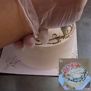 Evo kako nastaju Poco loco torte. Samo smo ih malo ubacili u brzinu 😉. Porudžbine za 8. mart su u toku. Ne zaboravite da obradujete dragu osobu! Cena ove torte je 1500din. a torta je teška oko 1kg. ⁣⁣⁣ #dostavahrane #dostava #restoran #pancevo #dostavabeograd #dostavapancevo #pocolocosrbija #poklon #iznenadjenje #8mart #poklon8mart #tortebeograd #tortepancevo #cakedecorating #cakedecoration | Club restaurant Poco loco Pancevo