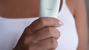 Close de mãos femininas com unhas: vídeo stock (100% livre de direitos) 3814758265 | Shutterstock