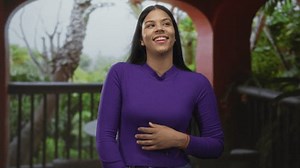 Une femme sourit et se tient : vidéo de stock (100 % libre de droit) 3996558267 | Shutterstock