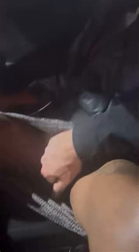 Rubbing her pussy in public. 🥴😻