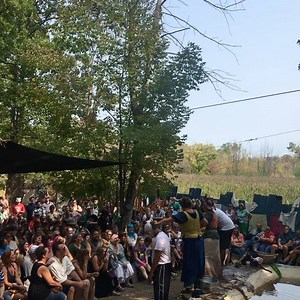 What a crowd. Can't miss the Washing Well Wenches! #MiRenFest #guinness #laundrytime | Michigan Renaissance Festival