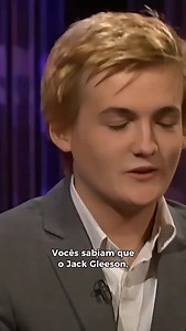 Que o Jack Gleeson vem para o Sana 2026 Parte 1, você já sabe, mas você conhecia a filmografia completa desse atorzaço? Ele nos transportou para mundos alternativos desde criança, com papéis em ‘Reino de Fogo’ e ‘Batman Begins’ (quem diria que esse garoto ia causar tanto, hein?), e depois da pausa merecida pós-GoT, ele voltou em ‘Na Terra de Santos e Pecadores’, ‘Sandman’ e ‘House of Guinness’, ele fez a gente odiar Joffrey e acreditar no mundo de Westeros! 🎬 💥 Hora da Escolha: Qual papel do J