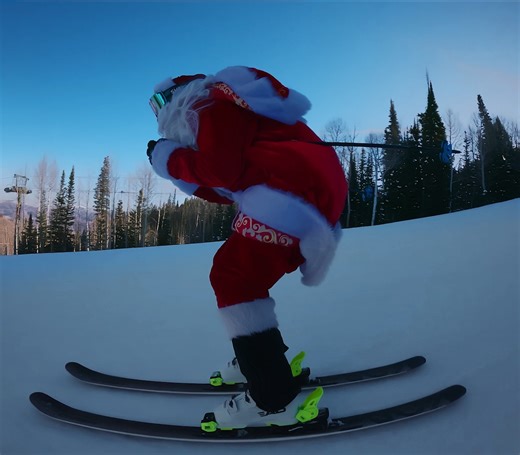 Ecco cosa fa il babbo 🎅🏻 dopo aver consegnato tutti regali! • 🎥 #GoProAthlete @ted_ligety @lukabees #GoProHERO12 Black • #GoPro #GoProIT #ski #sci #santa | GoPro