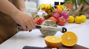 Large Stainless Steel Lemon Squeezer, Lime and Citrus Juicer with Silicone Handles, Sturdy Max Extraction Hand Juicer Lemon Squeezer Gets Every Last Drop, Black