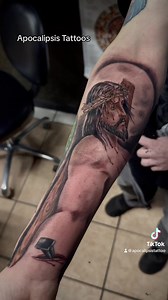 Beautiful Jesus Christ tattoo by kandya @apocalipsis_tattoos 4003 s archer ave 773-523-2152 ( come and check him out ) no appointment / atendemos sin cita #jesuschrist #jesustattoo #religioustattoos #chicagotattooartist #tattooshop #chicagotattooshop #tatuajesenchicago #chicagotattoo #tatuajeschingones | Apocalipsis Tattoos