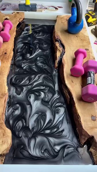 Finally using our @craftedelementsco 36”x24” coffee table mold, heres a little sneak peak haha. @blackdiamondpigments_com @totalboat @myworld110713 @kahaluu2wa #resin#resinart#epoxy#epoxyresin#charcuterie#charcuterieboard#wood#woodworking#pnwlife#pnw#seattle#hawaii Project: @kanetahale | Crafted Elements