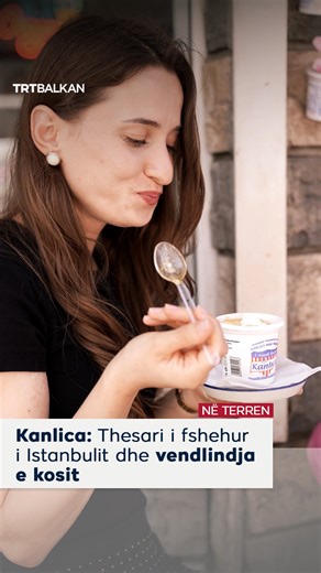 Kanlica është një lagje historike në bregun aziatik të Bosforit, i njohur për emrin e tij specifik dhe legjendat që e shoqërojnë. Dikur një fshat i qetë, sot ruan arkitekturën osmane, rrugicat e ngushta dhe shpirtin e Istanbulit të vjetër. Ajo që e bën të veçantë është shija e kosit të famshëm, Kanlica. | TRT Balkan Albanian