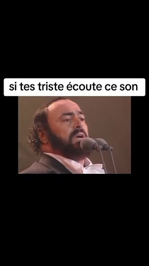 Luciano Pavarotti est l'un des plus grands ténors de l'histoire de l'opéra et l'une des figures les plus populaires de la musique classique. Né le 12 octobre 1935 à Modène, il grandit dans une famille modeste où la musique occupe une place importante. Son père, boulanger de profession, est également chanteur amateur et transmet à son fils sa passion pour le chant. Après avoir d'abord envisagé une carrière d'enseignant, Luciano Pavarotti décide de se consacrer entièrement à la musique et entrepre