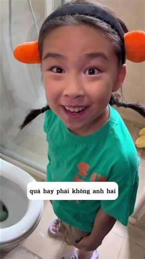 cô em gái bỏ bát vào bồn cầu để rửa