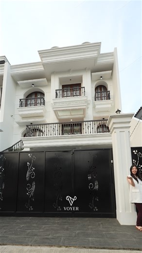 Voyer Design | Interior & Architecture on Instagram: "Construction and Interior Design Service Special Thanks to House Owner Mrs. Wildayani Project at Jl. Manggala Tangerang Imagine mornings by the pool, evenings under crystal chandeliers, and nights in a master suite designed for dreams 🏠 Neo classic design makes it possible, not just to live, but to live beautifully. Luxury isn’t far. It’s home ✨ #VoyerDesign #DesignInterior #LuxuryInterior #ClassicInterior"