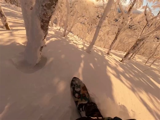 4.6K views · 42 reactions | 日本のパウダー＋サンセット❄️ @chrissmith_really はこの作品でGoProアワード$500を受賞。 今シーズンの #GoProSnow チャレンジ開催中！ 応募はQuikアプリ、または またはGoPro.com/Awards から。 | GoPro | Facebook