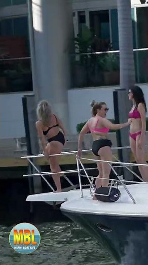 Twins flashing MIAMI DOWNTOWN! # SHORTS