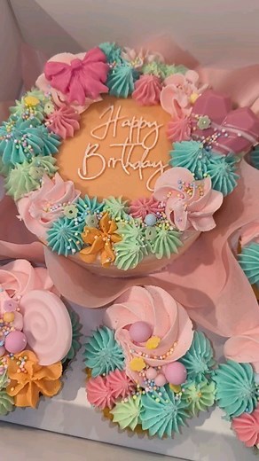 Birthday Bentobox 🌸🎀💕🎊 Customer service #kostelosewerbung #ktowncupcakes #bentocake #bentobox #birthdaycupcakes #Kaiserslautern #buttercream#rainbowdustproducts | K-Town Cupcakes