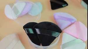 Powder Puff Triangle Makeup Puff for Face, Soft Velour Powder Puffs for Loose Setting Powder, 2 Pieces Puffs with Case, Under Eye Foundation Blender Wedge Beauty Makeup Tools (Black)
