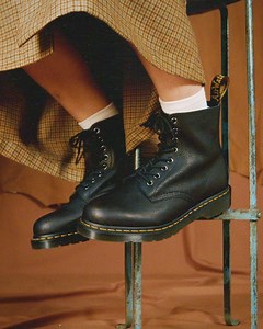 490K views · 153 reactions | W kwestii komfortu nie ma miejsca na kompromisy. ​ Odkryj model 1460, wykonany z ultramiękkiej skóry Ambassador i połącz wygodę z niepowtarzalnym stylem, dopasowanym do Ciebie. | Dr. Martens Polska | Facebook