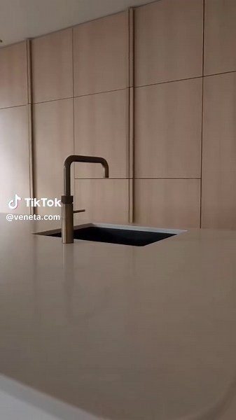 Stijlvol Interieur met Houten Jaloezieën
