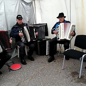 Suupohjan Akku ja Rengas tarjosi tänään kävijöille palanpainikkeen lisäksi hanurimusiikkia. #kauhajoki #suupohjanakkujarengas #grillimakkaraa #talvirenkaat | Kauhajoki-lehti