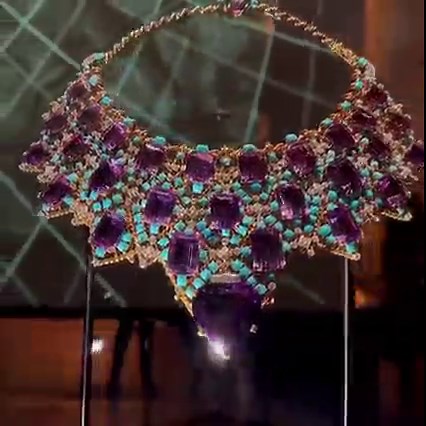 15K views · 1.4K reactions | Our celebration of royal jewels made by Cartier continues with one of the most recognizable pieces made for the Duchess of Windsor in 1947: Cartier amethyst, turquoise, diamond, and gold bib necklace. #cartierhighjewelry #cartierhighjewellery #cartier | Jewellery Masterpiece | Facebook