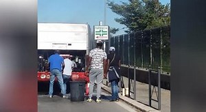 Roma, ancora un bus in fiamme: paura a via Courmayeur