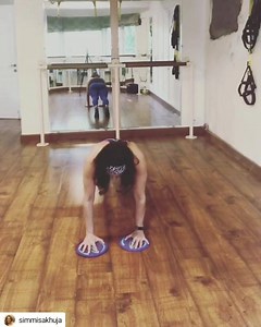 #Repost @simmisakhuja • • • • • Build more strength and endurance in your core with Gliders #pilatesmatwork Hold a plank position. Slide both hands forward This becomes a full body workout ✅ zip your abs, keep your belly button i ✅ tighten the glutes ✅ squeeze leg muscles ✅ exhale and move arms Do every repetition with a full roll down and up See the body shape up | 92.7 BIG FM