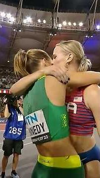 When you decide to share gold 🇦🇺 🤝 🇺🇸 #WorldAthleticsChamps #SBS50