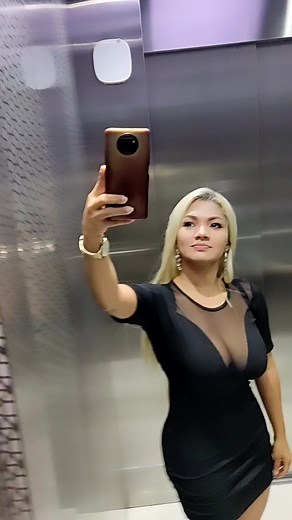 📻🤍🇪🇨〽️😊. ¿ y tú alguna vez aprovechaste el espejo del ascensor u otro lugar?😄yo sip hoy😁 #turevelacion #Mariel #ComoMeHacesFalta #lonuevo #viajes #labores #promocionando #music #artista #ecuatoriana #paseoromantico #electrodance | MARIEL tu revelacion