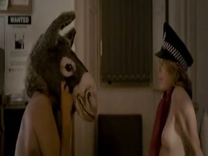 Honeysuckle Weeks Nuda (in questa scena aveva 31 anni) in The Wicker Tree (2010)