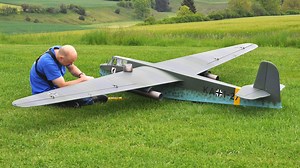 Erstflug des Scale Nachbaus der DFS 230 Version mit Argus As 014 Staustrahltriebwerken. Erbauer und Pilot: Jo Nüsseler Technische Daten des Modells: Maßstab 1:5 Spannweite: 4,4 m / 14.5 feet Rumpflänge: 2,3 m / 90.5" Gewicht: 8,5 kg (10Kg mit Elektroantrieb) Flächenbelastung: 50gr/dm² (60gr/dm² mit Elektroantrieb) Antrieb: 2X 70mm „Billig“-EDF an 4S/3700mAh TX: Graupner HOTT MC32 RX: Graupner HOTT GR23 HOTT Vario GPS Servos: Hitech RC: Höhe, Seite, Quer, Störklappen, Schleppkupplung, Fahwerkabwu