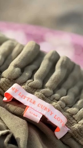 Har jo lovet jer lidt behind the scenes fra denne tur… Når man skal tage billeder på sådan en rejse, handler det om timing. Lyset bliver hurtigt for skarpt, varmen presser på, og strandene fyldes med liv, længe før vi er klar. Så vi står op kl. 5, pakker cyklerne og kører mod stilheden. Klokken er nu 10 – og først i aften, når temperaturen falder og guldlyset igen lægger sig som et tæppe, kan vi tage næste runde. Men ærligt… det er svært at være morgensur når man har den blødeste kjole på kroppe