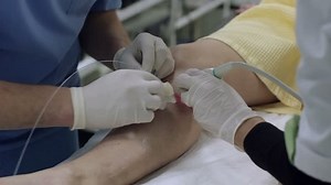 Um médico usa um ultrassom moderno: vídeo stock (100% livre de direitos) 13348964 | Shutterstock