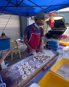 This roadside stall in Johor serves fresh-made fluffy donuts coated with milk powder & milo! 🍩🥛 📍 Ainul Donut @ Jalan Salleh, Muar | Foodie