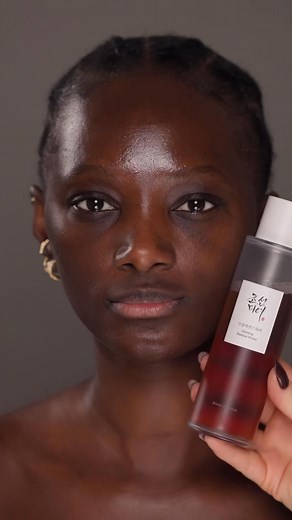 Maquillage pour Peau Noire : Sublimez Votre Beauté Unique ! 💖✨Le maquillage sur peau noire est une véritable célébration de la richesse des teintes et de la diversité. Avec les bonnes techniques et produits, vous pouvez créer des looks éclatants et mettre en valeur votre beauté naturelle. Voici quelques conseils pour un maquillage parfait sur peau foncée :1️⃣ Préparation de la peau – Avant de commencer, hydratez votre peau en profondeur avec une crème adaptée à votre type de peau. Une peau bien