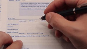 Eine Person, die ein Einkommensteuererklärungsformular ausfüllt.: Stockvideos & Filmmaterial (100 % lizenzfrei) 3941023831 | Shutterstock