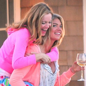Kate Upton Gives Leslie Mann a Piggyback Ride on The Other Woman Set