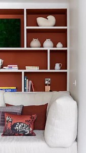 Au dernier étage d’un hôtel particulier dans le quartier chic du Bon Marché, ce petit appartement sous les toits se déploie sur 50 m2 optimisés. Il fait office de pied-à-terre pour sa propriétaire, une américaine d’une soixantaine d’années revenue vivre en France. Doté d’une mini chambre et une belle pièce de vie, la rénovation et le réaménagement de l’appartement ont été confiés à l’architecte DESA Camille Hermand @camillearchitectures. À la façon d’un jeu de construction, Camille Hermand trava