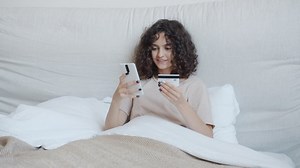 Joyful girl fait ses courses en : vidéo de stock (100 % libre de droit) 1081957535 | Shutterstock