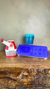Esses 3 lançamentos Tupperware® vão fazer a diferença na sua rotina e estar presente por toda sua vida. Garanta já o seu no meu e-commerce! #fy #achadinhos #rotina #receita #produtos #tupperware #PraGeralVer Vídeo destacando 3 produtos essenciais da Tupperware que merecem um lugar na sua casa. O primeiro destaque é a forminha de gelo, incrivelmente prática, eliminando a necessidade de torcer para retirar o gelo. O segundo item é o Ralador de Queijo Geração II, perfeito para quem valoriza facilid