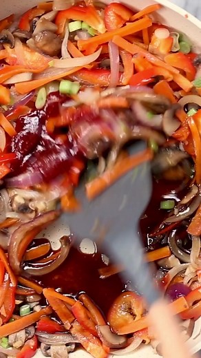 Easy Gochujang Noodle Stir Fry https://www.veganricha.com/gochujang-noodles-stir-fry/ | Vegan Richa