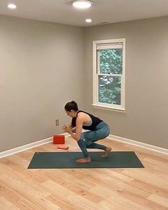 You’ve probably seen a lot of evil yoga prop usages on my page 😈 featuring yoga blocks, yoga straps, and yoga blankets. But today we have a *new* object to highlight in an evil light: a simple hand towel! Normally we use a hand towel to conveniently remove unwanted sweat from our body. But did you know that you can *also* use a hand towel to make your hamstrings very mad at you? Heh heh That’s precisely what I’ve done here! I rolled up this towel and placed it behind my bent knee – and in order