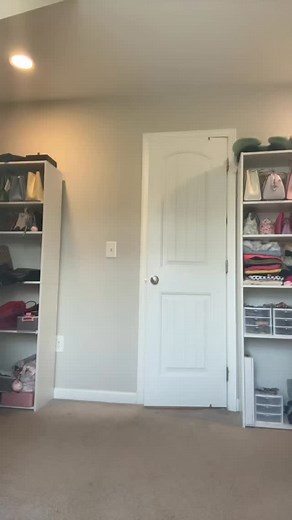 ✨Effortless, elevated, and age-defiant ✨ Today’s look is all about comfort with polish — because style in your 40s is about knowing what makes you feel confident, not following every trend. 💁🏽‍♀️ I paired a mocha sleeveless top with high-waisted striped wide-leg pants (yes to breathable tailored 👏🏽), a neutral structured handbag to keep it chic, and nude heels to elongate the legs — because we deserve to stand tall in every room we walk into. 💼👠 40s fashion isn’t about playing it safe. It’