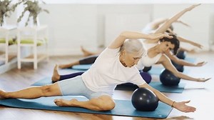 Femme adulte faisant des pilates avec : vidéo de stock (100 % libre de droit) 3995258155 | Shutterstock