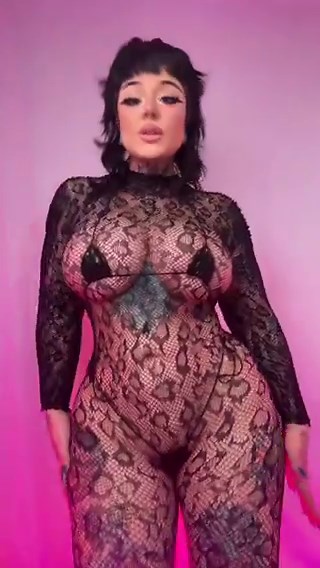 this booty has got her own gravitational pull