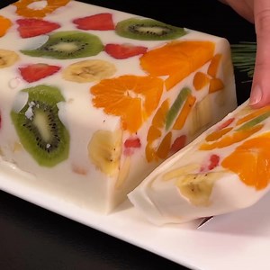 36K views · 239 reactions | ➪⚡️⏰ Desert rapid cu iaurt și fructe 拏諾  5 mandarine 2 buc. kaki 2 buc. kiwi 4-5 căpșuni 1 banană Formă de 1,5 L 7g agar-agar 50 ml apă 150 ml lapte 400g iaurt 200g lapte condensat Dăm la frigider să se răcească  Poftă bună!  | Rețete Delicioase | Facebook