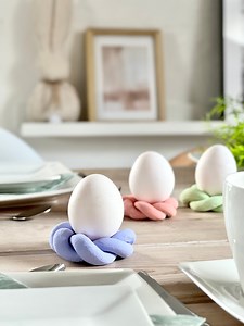 102 reactions | Lubisz dekoracje DIY? ✨ Mamy dla Ciebie inspirację w sam raz na Wielkanoc!  Zrób kolorowe podstawki do jajek. Wszystko, czego potrzebujesz, to masa modelarska i farbki. 朗 | KiK | Facebook