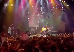 Katrina And The Waves - Walking on Sunshine “Walking on Sunshine" es una canción de la banda británica Katrina and the Waves, lanzada en 1985 como parte de su álbum homónimo. Fue escrita por Kimberley Rew, quien era miembro de la banda. La canción es conocida por su ritmo alegre y su mensaje optimista. Con su contagioso estribillo y su energía positiva, "Walking on Sunshine" se convirtió en un éxito internacional y … Más detalles y video completo en el primer comentario. (Facebook admite solo un